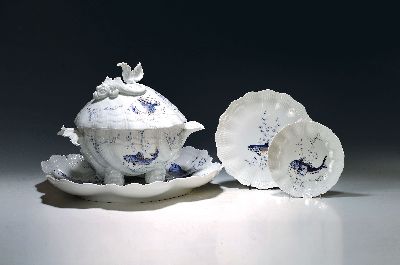 Fischservice, Giraud Limoges, Porzellan mit Wellendekor am Rand, blauer Fischdekor, große Terrine mit Henkel und Füßen aus vollplastischen ...