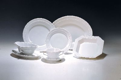 Speiseservice, KPM Berlin, Modell Kurland weiß, 10 flache Teller, 10 tiefe Teller, 10 Suppentassen mit Untertassen, 12 Dessertteller, Sauciere, 2 ...