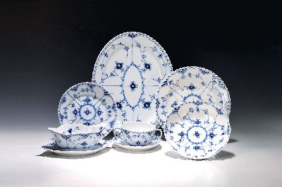 Speiseservice, Kgl. Kopenhagen, Dekor Musselmalet Vollspitze, 12 Teller, 12 Suppentassen mit Untertassen, 12 Dessertteller, 2 ovale Platten, eine ...