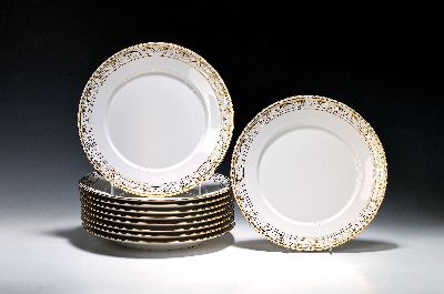 10 Platzteller, KPM Berlin, Modell Kurland, weiß mit Goldstaffage auf dem Rand, D. je ca. 29cm