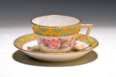 Tasse mit Untertasse, KPM Berlin, Modell Kurland, Rand türkisfarben mit Matt- und Glanzvergoldung, bunte Blumenmalerei mit Insekten, H. ca. 5cm