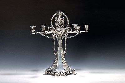 Großer Kerzenleuchter in der Art des Jugendstils, Portugal, Zinn, 6 Brennstellen, 6 vollplastische Amoretten als Kranz oben, H. ca. 53cm, schwere ...