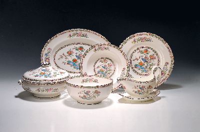 Speiseservice, Wedgwood England, Modell Kutani, 14 flache Teller, 14 tiefe Teller, 14 Dessertteller, eine Sauciere, 2 Beilagen- Schüsseln, eine ...