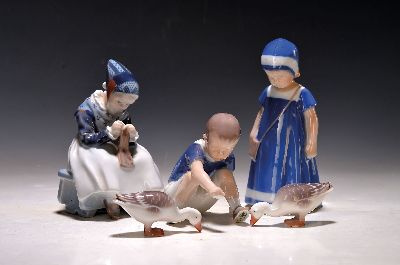 5 Porzellanfiguren, Dänemark, 20. Jh., Kgl. Kopenhagen: strickendes Mädchen in Tracht H. ca. 14.5cm, Bing & Grondahl: knieender Junge 9 cm, ...