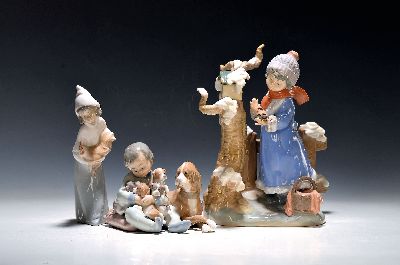 3 Porzellanfiguren, Lladro Spanien, 20. Jh., Mädchen am Vogelhaus, H. ca. 25cm, Mädchen mit Huhn auf dem Arm H. ca. 20cm, sitzendes Kind mit Hund ...