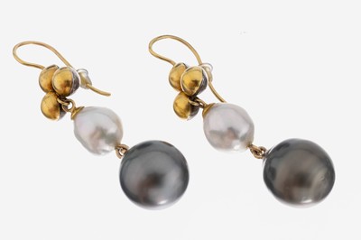 Paar 14 kt Gold Perl-Ohrhänger, GG 585/000 gepr., Tahitizuchtperlen, D. ca. 12.9 mm, weiße barocke Südseezuchtperlen, D. ca 8.9 mm,oberer Teil ...
