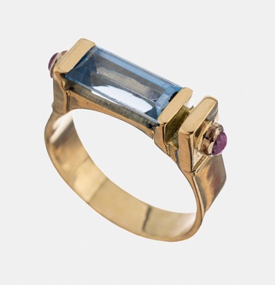 14 kt Gold Farbstein-Rubin-Ring, GG 585/000, ausgefallenes Design, facett. blauer synth. Spinell, seitl. 2 runde Rubincabochons zus. ca. 0.10 ct, RW ...