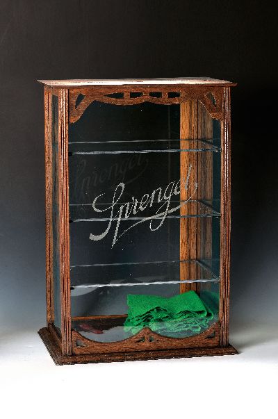 Schauvitrine mit Aufschrift des Schokoladenherstellers Sprengel, Anfang 20.Jh., Eichenkorpus, vierseitig verglast, vorderseitig geätzter Schriftzug, ...