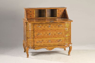 Barock Schrägklappensekretär, 1750/60, Nußbaumfurnier, 3 Schubladen auf geschweiften Beinen, geschnitzte Schürze, orig. Kastenschlösser, ...