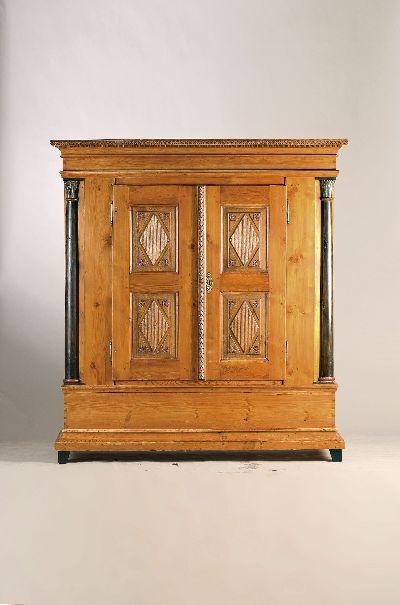 Hochzeitsschrank, Nordhessen, Schwalm, um 1820, Nadelholz, zweitürig, auf Eck gestellte Halbsäulen, ebonisiert und geschnitzt, Türe kassettiert, ...