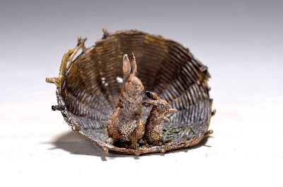Zwei Hasen im Korb, Wiener Bronze, sign. Bermann, bunt staffiert, ca. 4x6.5 cm