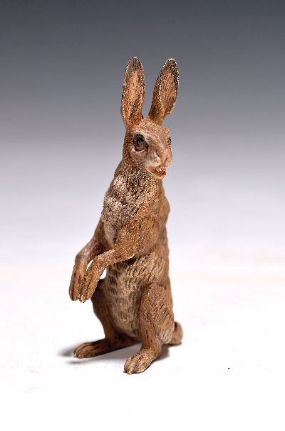 Wiener Bronze, sign. Wasserkrug, stehender Hase, bunt staffiert, H.ca. 6.5 cm