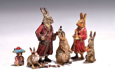 6 Miniaturen verschiedener Hasenskulpturen, Wiener Bronze, 1.5-5 cm: Hase mit Hut, mit Osterei, stehender Hase und 2 Hasen im Morgenrock mit Kerze