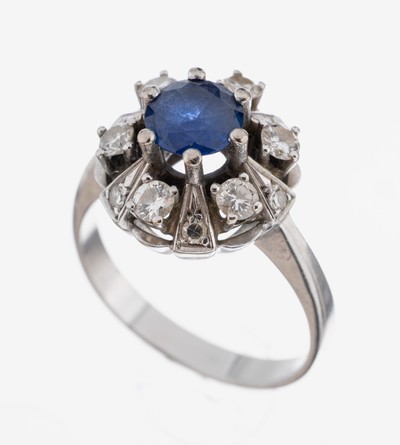 18 kt Gold Saphir-Diamant-Ring, WG 750/000,mittig mit rundfacett. Saphir ca. 1.20 ct, umgeben von 6 Brillanten und 6 8/8-Diamanten zus. ca. 0.36 ct ...
