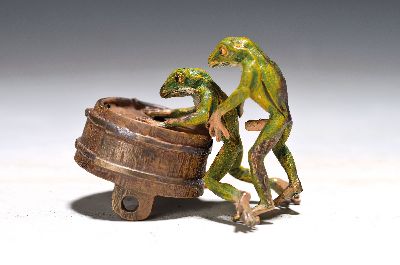 Wiener Bronze, sign. Bergmann, erotische Frösche, am Fassboden sign., bunt staffiert, H.ca. 5.5 cm
