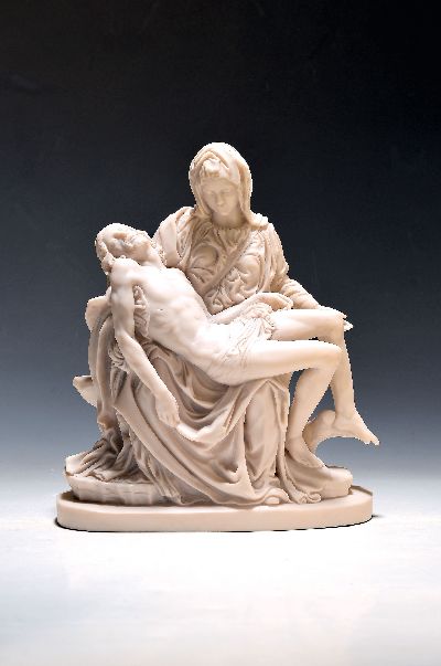 Figurengruppe/Pieta, Bildhauermodell, nach Michelangelo Buonarotti, Kunstmarmor, gegossen ARA- Kunst, 23 x 29 x 14 cm, gekauft bei ars mundi 1998, ...
