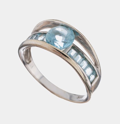 14 kt Gold Blautopas-Ring, WG 585/000, rundfacett. Blautopas und Blautopascarrees (beh.) zus. ca. 1.80 ct, RW 59, ca. 5.1 g