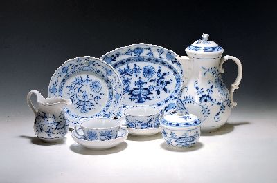 Kaffee- und Teeservice, Meissen, 2. Hälfte 20. Jh., Zwiebelmuster, Kaffeekanne, große und kleine Zuckerdose, gr. und kl. Milchkännchen, 1 x best., ...