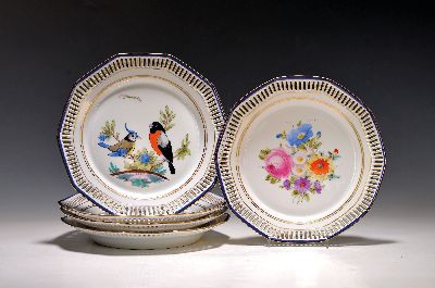 5 Teller, im Dresdener Stil, um 1900, Porzellan, Fahne in Durchbrucharbeit, kobaltblauer Rand, Goldstaffage, Vogel- und Blumendekor, D. ca. 22.5 cm, ...