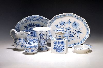 7 Teile Zwiebelmuster, Meissen, 20. Jh., Tablett L. 27 cm, Korbschale L. 27 cm, Vase, gr. Teedose Deckel rissig, gr. Milchkännchen, Aschenbecher
