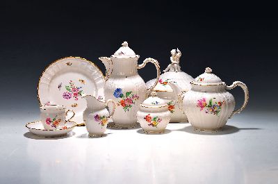 Service, KPM Berlin, 20. Jh., Porzellan, Rocaille, Blumenmalerei, Kaffeekanne, Teekanne, Milchkännchen, Zuckerdose, sechs Kaffeetassen mit ...