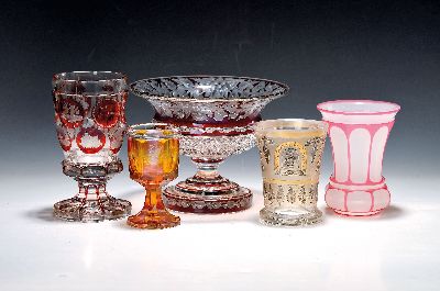 Fünf Glasobjekte, Böhmen, 19./20. Jh., eine Fußschale, farbloses Kristallglas, rubiniert, aufwendig geschliffen und geschnitten, u.a. ...