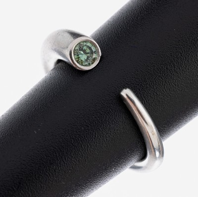 Platin Diamant-Ring, offene Ringschiene, blauer Diamant (beh.), lt. Einlieferer Einzelanfertigung, RW 50, ca. 7.6 g
