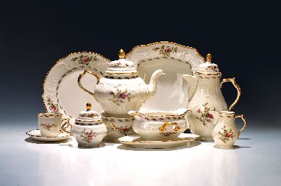 Kaffee- und Speiseservice, Rosenthal, Modell Moliere Moosrose, mit Goldstaffage, 2 Kaffeekannen, eine Teekanne, ein Stövchen, 2 Zuckerdosen, 2 ...