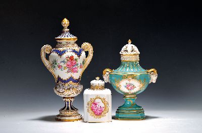 Drei Porzellanstücke, Dresden, 20. Jh., Potschappel, Carl-Johann Gottlob Thieme Nachfolge, Teedose, purpurfarbene Bemalung, Goldstaffage, H. ca. 14 ...