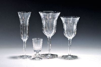 Trinkglas-Service, Baccarat France, schweres facettiertes Kristallglas, Ätzstempel, 12 Rotweingläser 19.5cm, 12 Weißweingläser 17.5cm, 10 ...