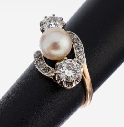 14 kt Gold Jugendstil Perl-Diamant-Ring, um 1900, GG/WG 585/000, asymm. Ringkopf, schauseitig WG, mittig eine Akoyazuchtperle (sek.) D. ca. 7.3 mm, ...