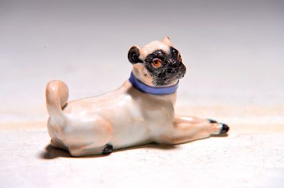 Miniatur-Mops, Meissen, 20.Jh., Porzellan, feine farbige Bemalung, Prägenr. 8683?, L. 7,5cm