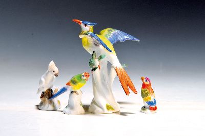4 Porzellanminiaturen, Meissen, Entw. z.T. J.J. Kaendler, spätes 20.Jh., Porzellan, handbemalt, Paradiesvogel (77028) H. 10cm; Kakadu (1547), H. 6 ...