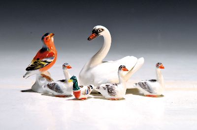 5 Porzellanminiaturen, Meissen, spätes 20.Jh., Porzellan, handbemalt, Schwan (77157), drei Gänse (77001), Erpel (77009), Hänfling (77214) ...