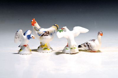 4 Porzellanminiaturen, Meissen, spätes 20.Jh., Porzellan, handbemalt, Friedenstaube (77256), Taube (77309), Gans (77002) Schnabel best., Hahn, Kamm ...