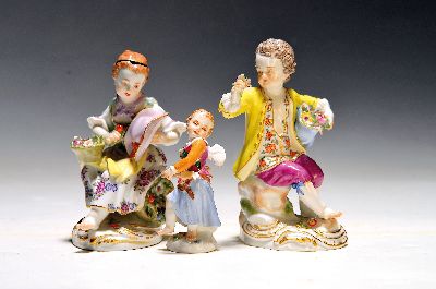 Paar Gärtnerkinder und verkleidete Amorette, Meissen, 20.Jh., Porzellan, handbemalt, Gärtnermädchen mit best. Henkel, Blumen/Blätter best., H. ...