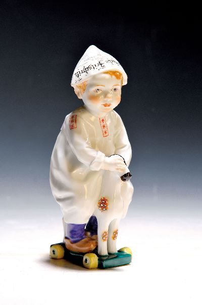 Sog. Hentschelkind, Knabe mit Zeitungsmütze auf Holzpferd reitend, Meissen, Entw. Konrad Hentschel, nach 1975, Porzellan, handbemalt, Nr. 73366, H. ...