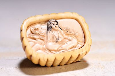 Netsuke, Japan, Meiji-Zeit bzw. 19.Jh., Elfenbein geschnitzt, Metallmontur mit Oese, stilisierte Kürbishälfte mit eingesetztem Reliefbild eines ...