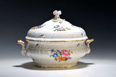 Große Deckelterrine, Meissen, Pfeifferzeit, 2. Wahl, Porzellan, farbig- und goldstaffiert, Malerei mit Blumenbuketts und Insekten, Form Neuer ...