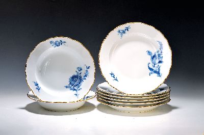 6 Speise- und 2 Suppenteller, Meissen, Knaufzeit um 1890, Porzellan, Goldrand, kobaltblaue Blumen schräg, Alterssp., D. 24,5/23,5 cm