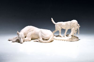 2 Porzellanfiguren, Nymphenburg, 20.Jh., Weißporzellan, liegende Dogge, L. 24 cm; Jagdhund mit erlegtem Kaninchen, L. 15.5 cm, jeweils ...