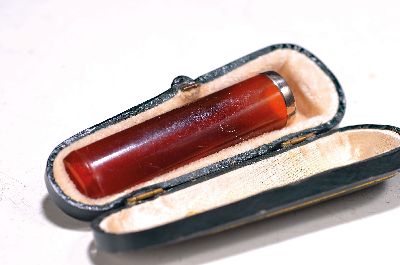 Zigarettenspitze mit Bernstein, 900er Silbermontur in Original-Etui, J., G. Gärtner, Dresden, neu und unbenutzt, Etui ca. 8.5 cm, Zigarrenspitze ca. ...