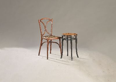 Hocker und Stuhl, Thonet, um 1900, Sitzfläche mit Geflecht, Rücken mit zwei halbrunden Einsätzen, gekreuzte Fußverbindung, Rücken mit zwei ...