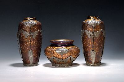 Dreiteiliges Vasenset, Jugendstil, Zinnmontur wohl van Hauten, um 1900/10, lilafarbenes Glas mit Goldstaffage, geätzt, florale Zinnmontur auf der ...