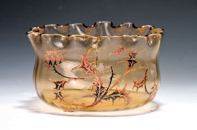 Schale, Emile Gallé, um 1895, rauchfarbenes Glas, gewellter, gekniffener Rand, Emailbemalung, Disteldekor, rückseitig Lothringer Kreuz, auf dem ...