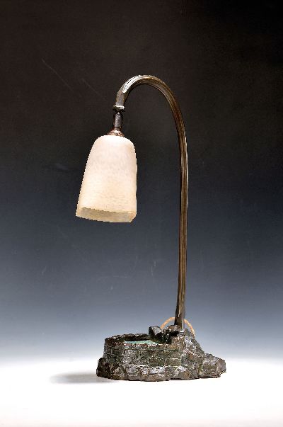 Tischlampe, Frankreich, Degue, 20er Jahre, Fuß in Form eines Brunnens, Metall mit Glaseinsatz, figürliche Bekrönung fehlt, eine Brennstelle, ...