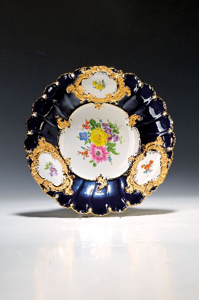 Prunkteller, Meissen, 20. Jh., 2. Wahl, partiell kobaltblau glasiert, matt- und glanzvergoldetes Relief, bunte Blumenmalerei, D. ca. 30cm