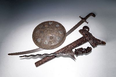 Säbel/Shamshir und kleiner Rundschild, osmanisches Reich, 19. Jahrhundert, Holzgriff, einschneidige Stahlklinge, korrodiert, Griffschalen ...