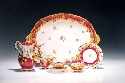 Mokka- bzw. Espresso-Service für 6 Personen, Meissen, 20. Jh., Meissen, 1970er Jahre, 2. Wahl, B-Form, partiell purpurrot glasiert, matt- und ...