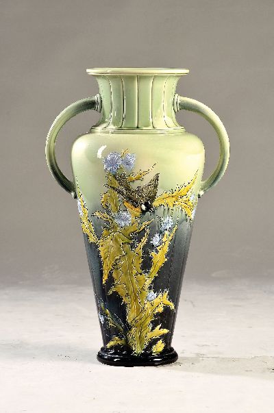 Große Bodenvase, deutsch, um 1900-1910, Jugendstil, Feinsteingut, geritzter und bemalter Disteldekor, verlaufende Glasur, H. ca. 65cm